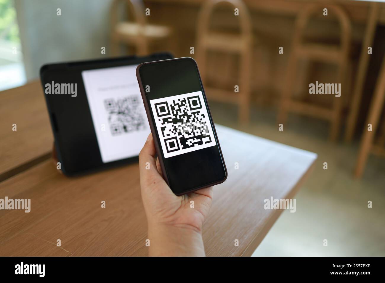 Paiement par code QR. Portefeuille électronique. Femme scannant le code QR concept de technologie d'achat en ligne cashless Banque D'Images