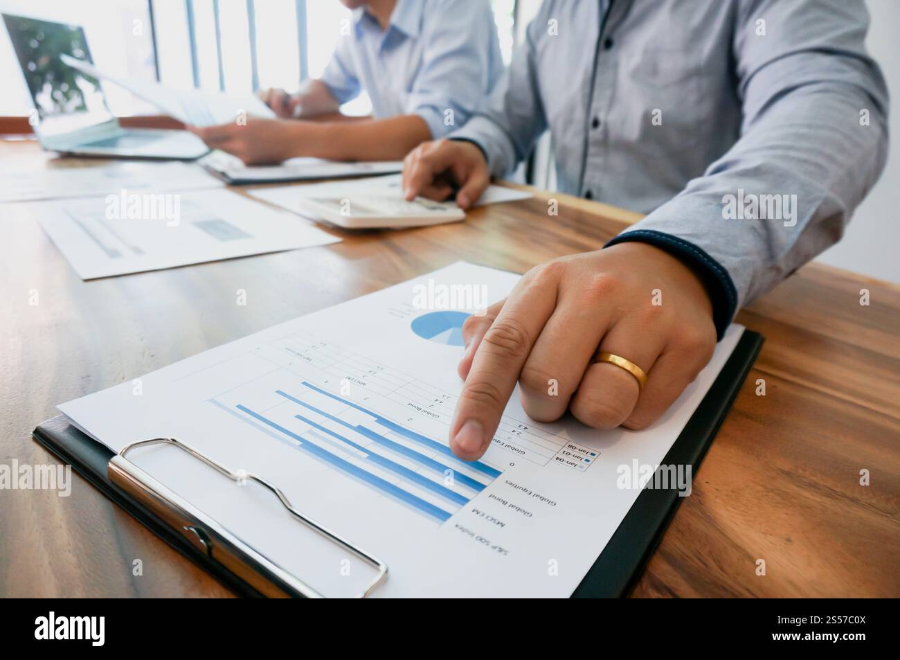 Homme d'affaires comptable analyse des risques d'investissement. Économiser de l'argent pour le trading boursier avec calculatrice. Concept comptable. Banque D'Images