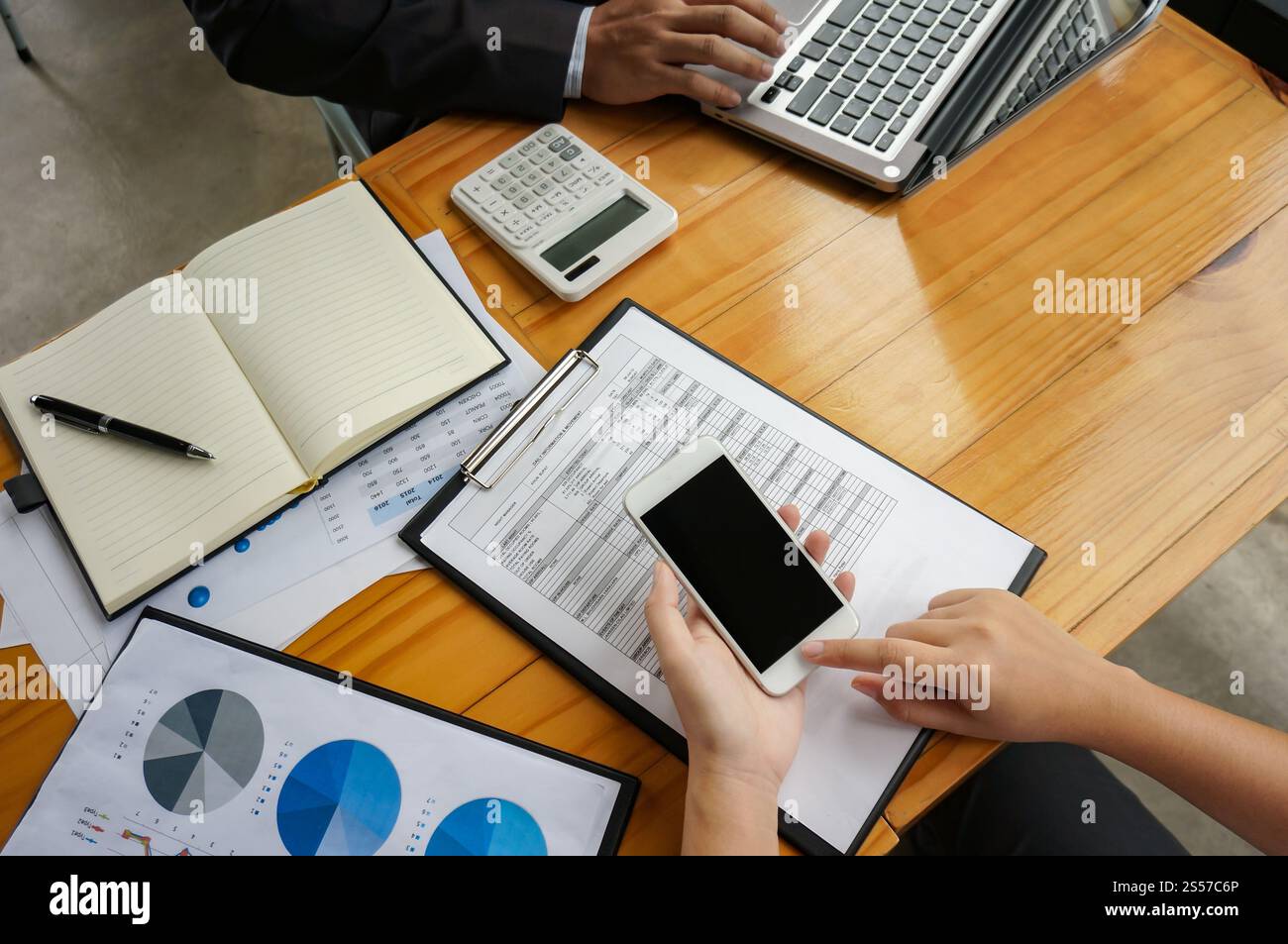 Mains de femmes tenant téléphone portable écran vide d'espace de copie. smartphone avec écran blanc vierge isolé. smartphone avec technologie Banque D'Images