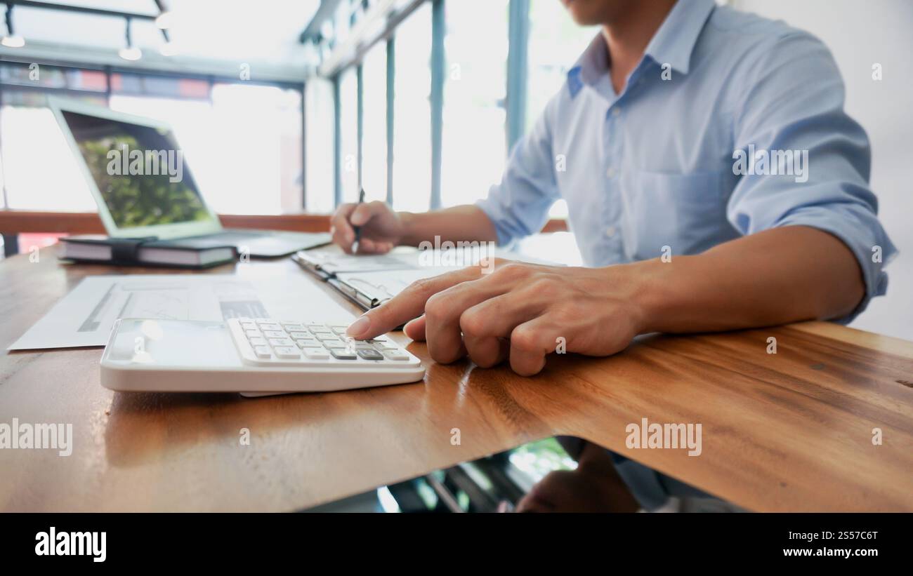 Homme d'affaires comptable analyse des risques d'investissement. Économiser de l'argent pour le trading boursier avec calculatrice. Concept comptable. Banque D'Images