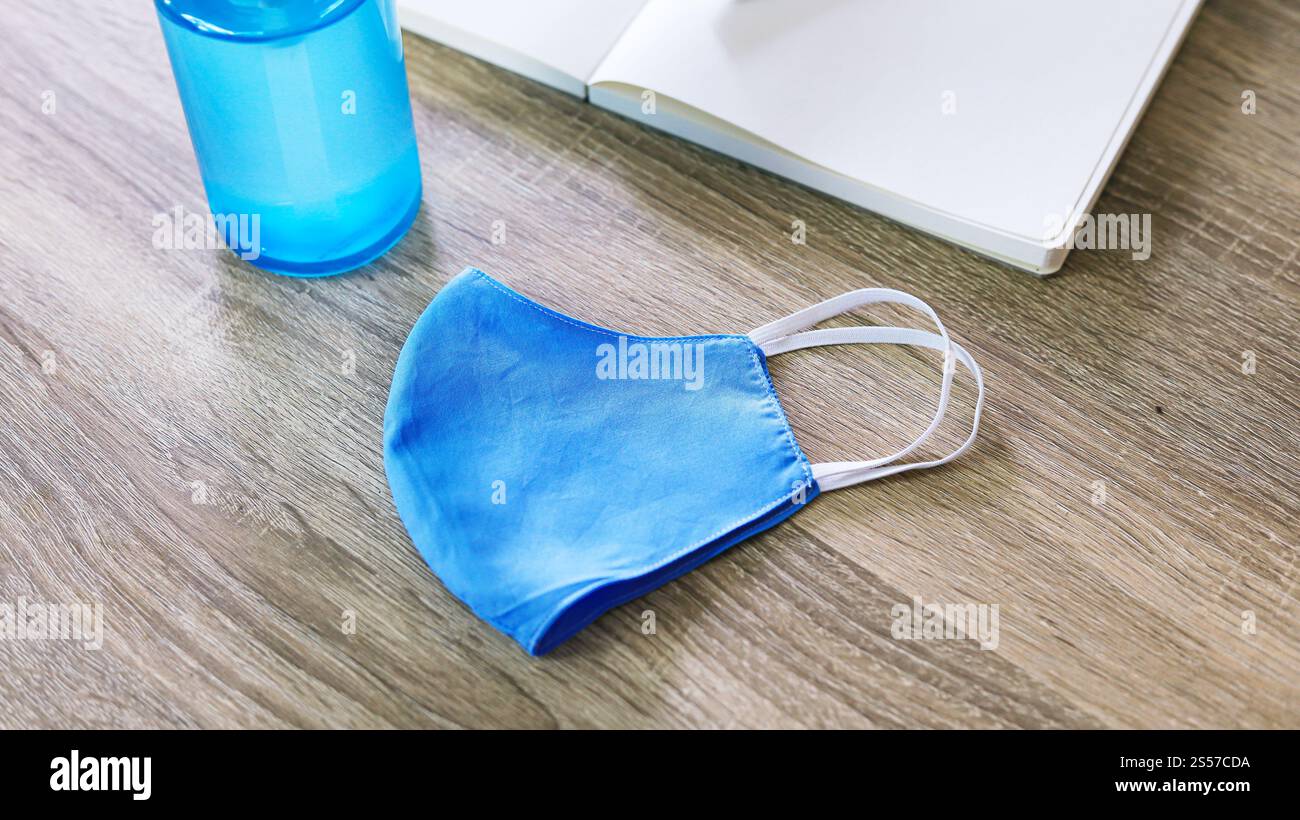 Gel désinfectant pour les mains et produit de masque fait main pour prévenir le virus Corona et COVID-19 gel d'alcool Sanitazer liquide de nettoyage des mains hygiène de propagation Banque D'Images