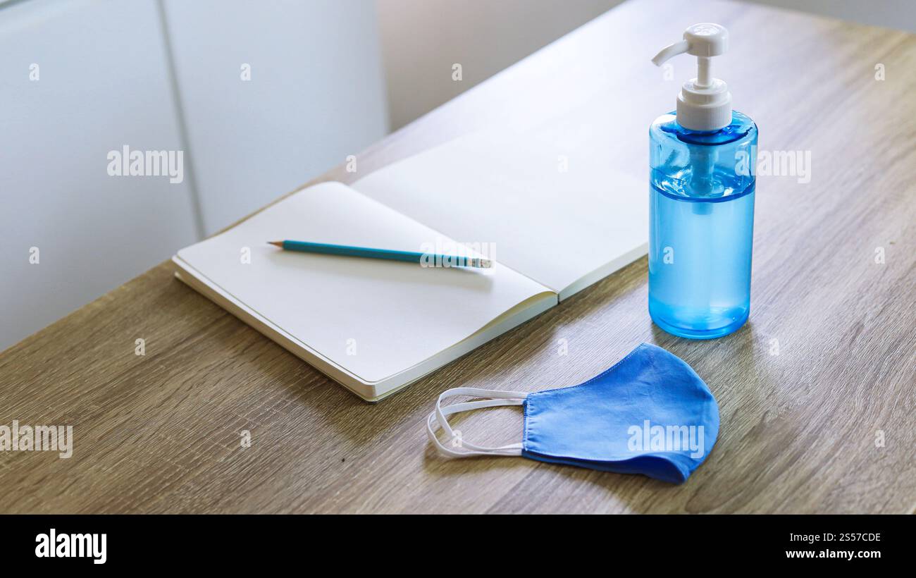 Gel désinfectant pour les mains et produit de masque fait main pour prévenir le virus Corona et COVID-19 gel d'alcool Sanitazer liquide de nettoyage des mains hygiène de propagation Banque D'Images