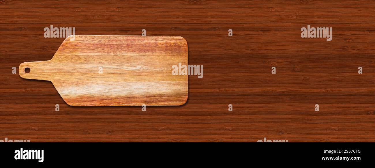 Planche à découper en bois isolé sur fond de bois foncé. Bannière panoramique horizontale. Planche à découper en bois isolé sur fond de bois foncé. Horizontal Banque D'Images