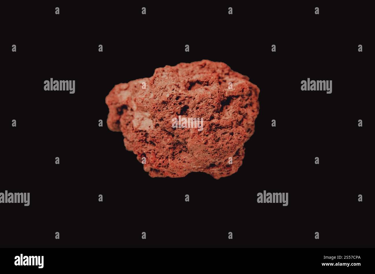 Roche de lave isolée sur un fond noir. Roche de lave sur fond noir Banque D'Images