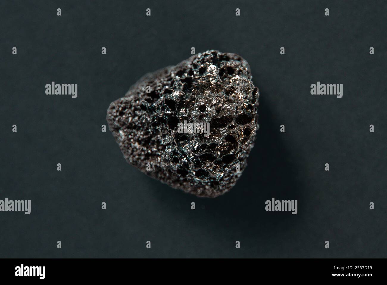 Roche de lave isolée sur un fond noir. Roche de lave sur fond noir Banque D'Images