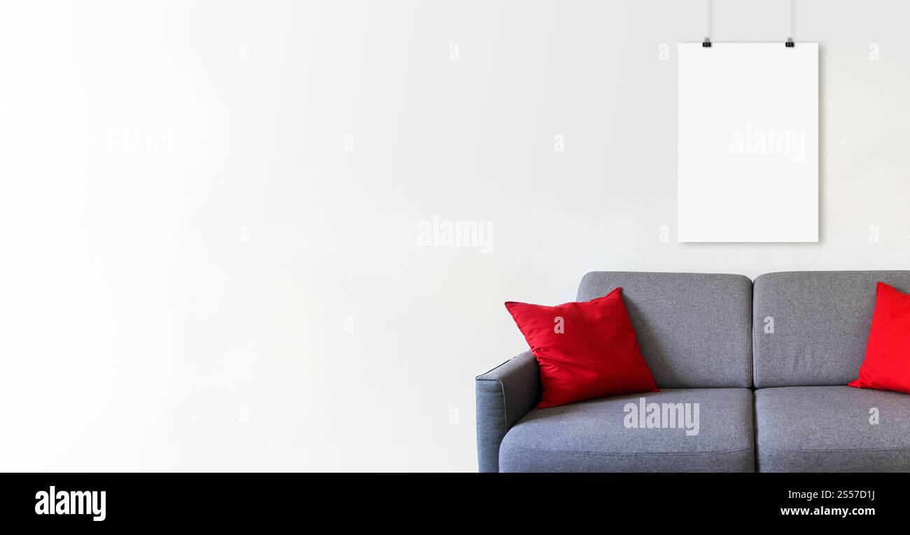 Affiche suspendue vierge sur un mur blanc au-dessus d'un canapé. Fond intérieur minimaliste. Bannière horizontale. Affiche suspendue vierge sur un mur blanc au-dessus d'un Banque D'Images