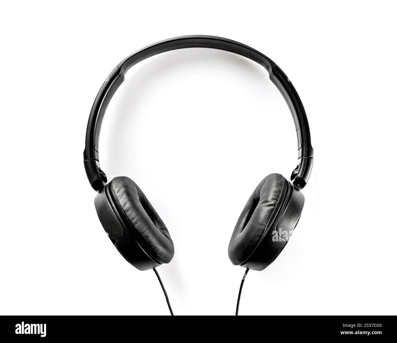 Casque isolé sur un fond blanc. vue de face. Écouteurs sur fond blanc Banque D'Images