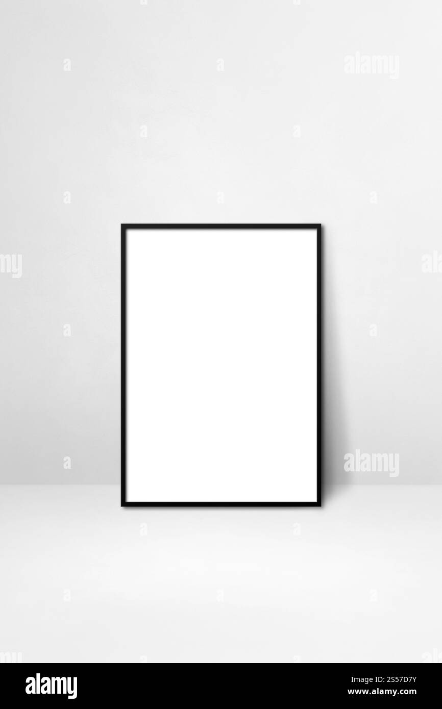 Cadre photo noir appuyé sur un mur blanc. Modèle de maquette vierge. Cadre photo noir appuyé sur un mur blanc Banque D'Images