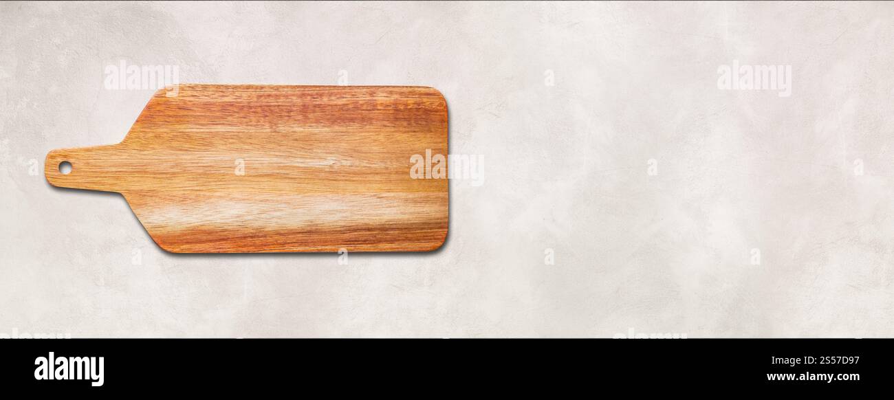Planche à découper en bois isolé sur fond de béton blanc. Bannière panoramique horizontale. Planche à découper en bois isolé sur fond de béton blanc. Banque D'Images
