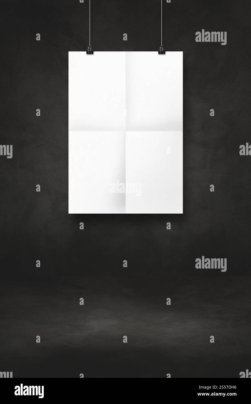 Affiche pliée blanche accrochée sur un mur noir avec des clips. Modèle de maquette vierge. Affiche pliée blanche accrochée sur un mur noir avec des clips Banque D'Images