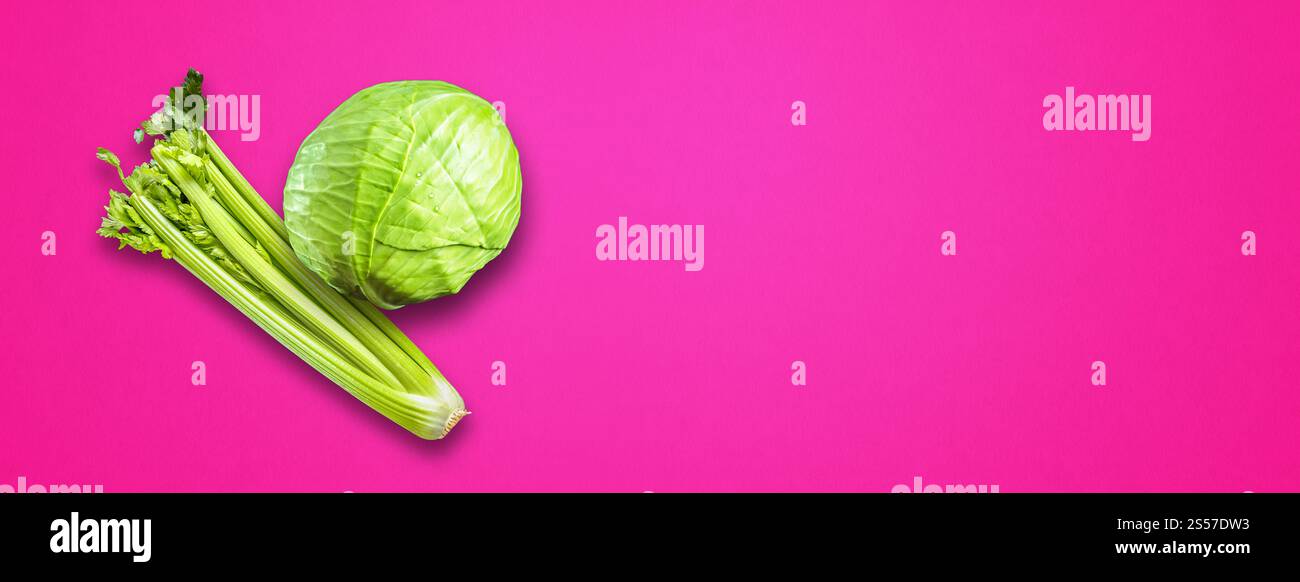 Bouquet de branche de céleri et chou vert isolé sur fond de bannière rose. Vue de dessus. Bouquet de branches de céleri et chou vert isolé sur bannière rose Banque D'Images