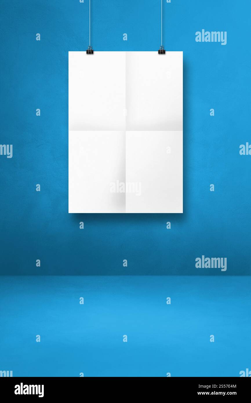 Affiche pliée blanche accrochée sur un mur bleu avec des clips. Modèle de maquette vierge. Affiche pliée blanche accrochée sur un mur bleu avec des clips Banque D'Images