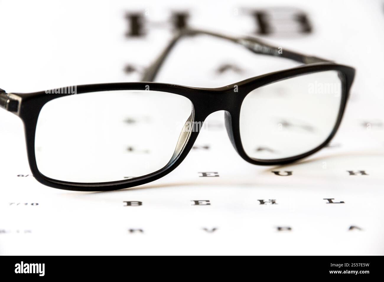 Lunettes sur le tableau des yeux. Arrière-plan du dispositif optique. Lunettes sur le tableau des yeux Banque D'Images