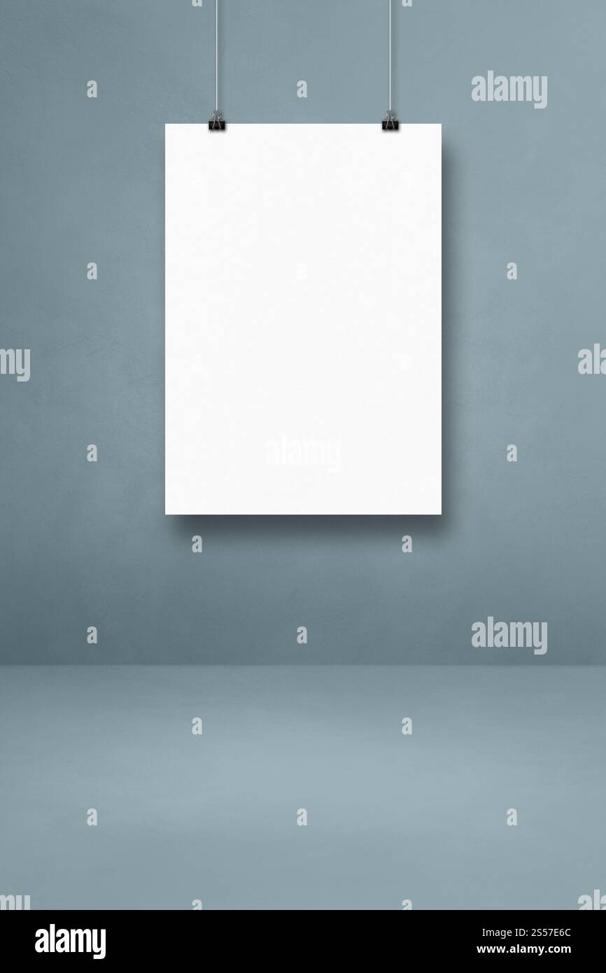 Affiche blanche accrochée sur un mur gris avec des clips. Modèle de maquette vierge. Affiche blanche accrochée sur un mur gris avec des clips Banque D'Images