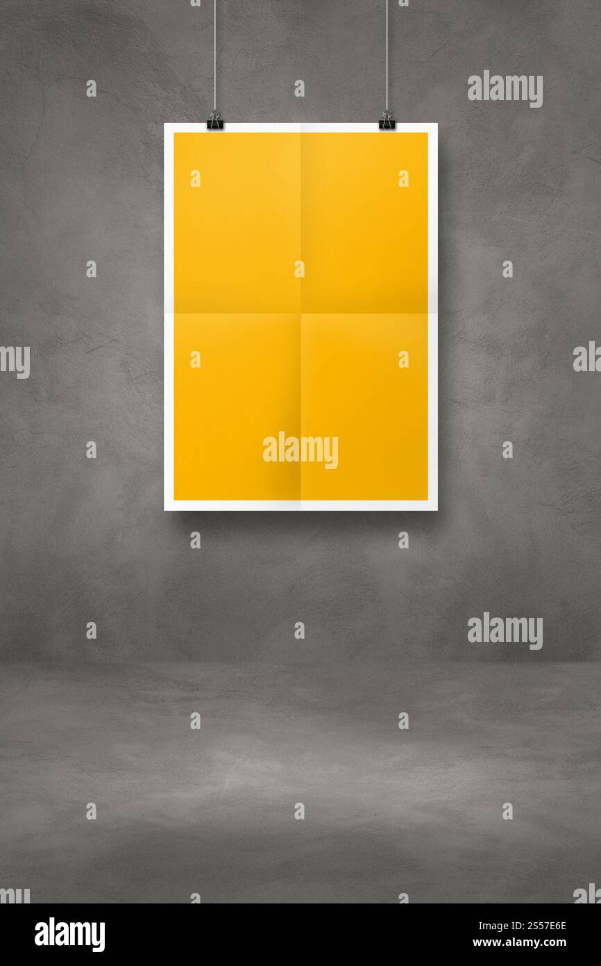 affiche pliée jaune accrochée à un mur de béton foncé avec des clips. Modèle de maquette vierge. affiche pliée jaune accrochée sur un mur de béton foncé avec Banque D'Images
