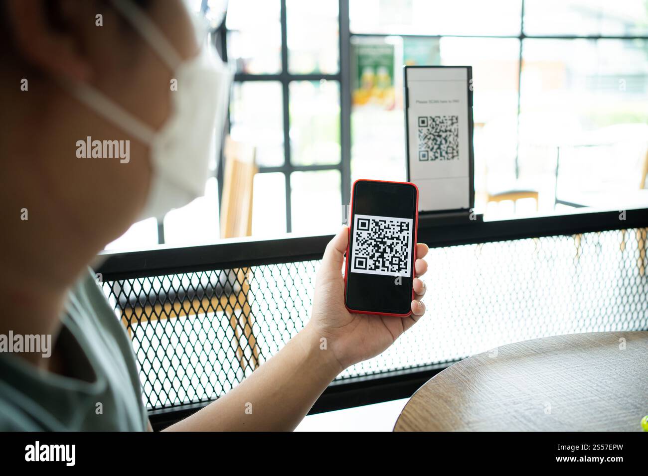 Paiement par code QR. E portefeuille. Man scan tag accepté générer paiement numérique sans argent.scan code QR en ligne shopping paiement sans espèces et Banque D'Images