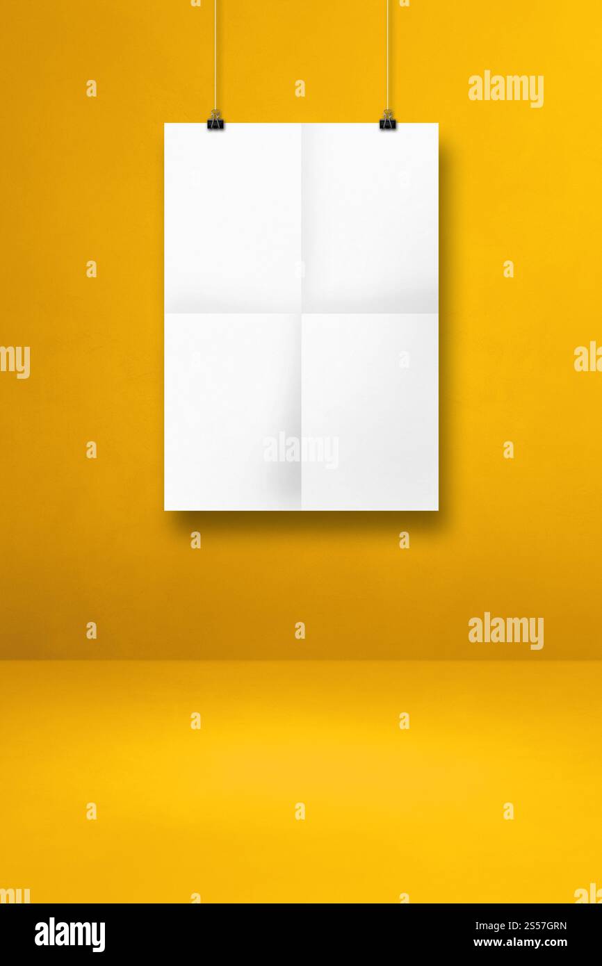 Affiche pliée blanche accrochée sur un mur jaune avec des clips. Modèle de maquette vierge. Affiche pliée blanche accrochée sur un mur jaune avec des clips Banque D'Images