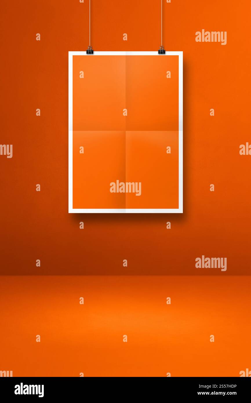 affiche pliée orange suspendue sur un mur propre avec des clips. Modèle de maquette vierge. affiche pliée orange suspendue sur un mur propre avec des clips Banque D'Images