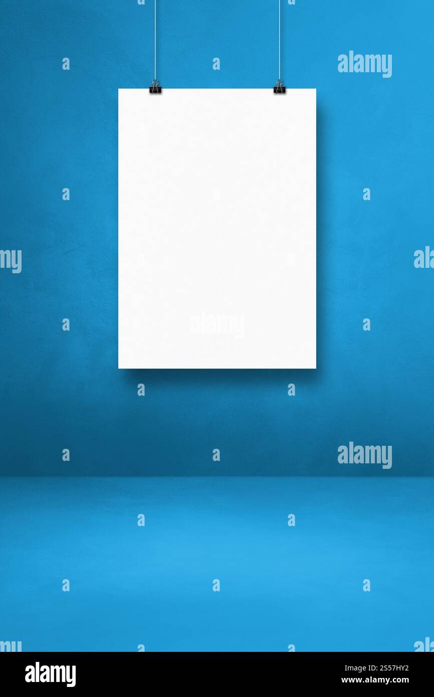 Affiche blanche accrochée sur un mur bleu avec des clips. Modèle de maquette vierge. Affiche blanche accrochée sur un mur bleu avec des clips Banque D'Images