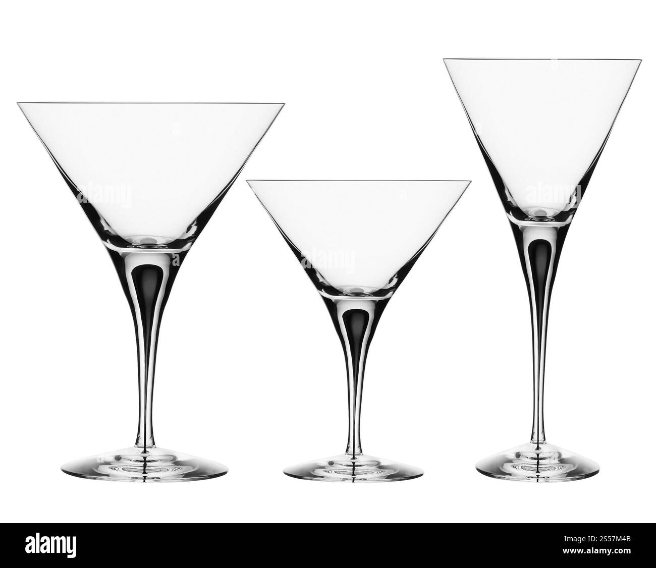 Verre à martini vide isolé sur blanc. Videz le verre à martini Banque D'Images