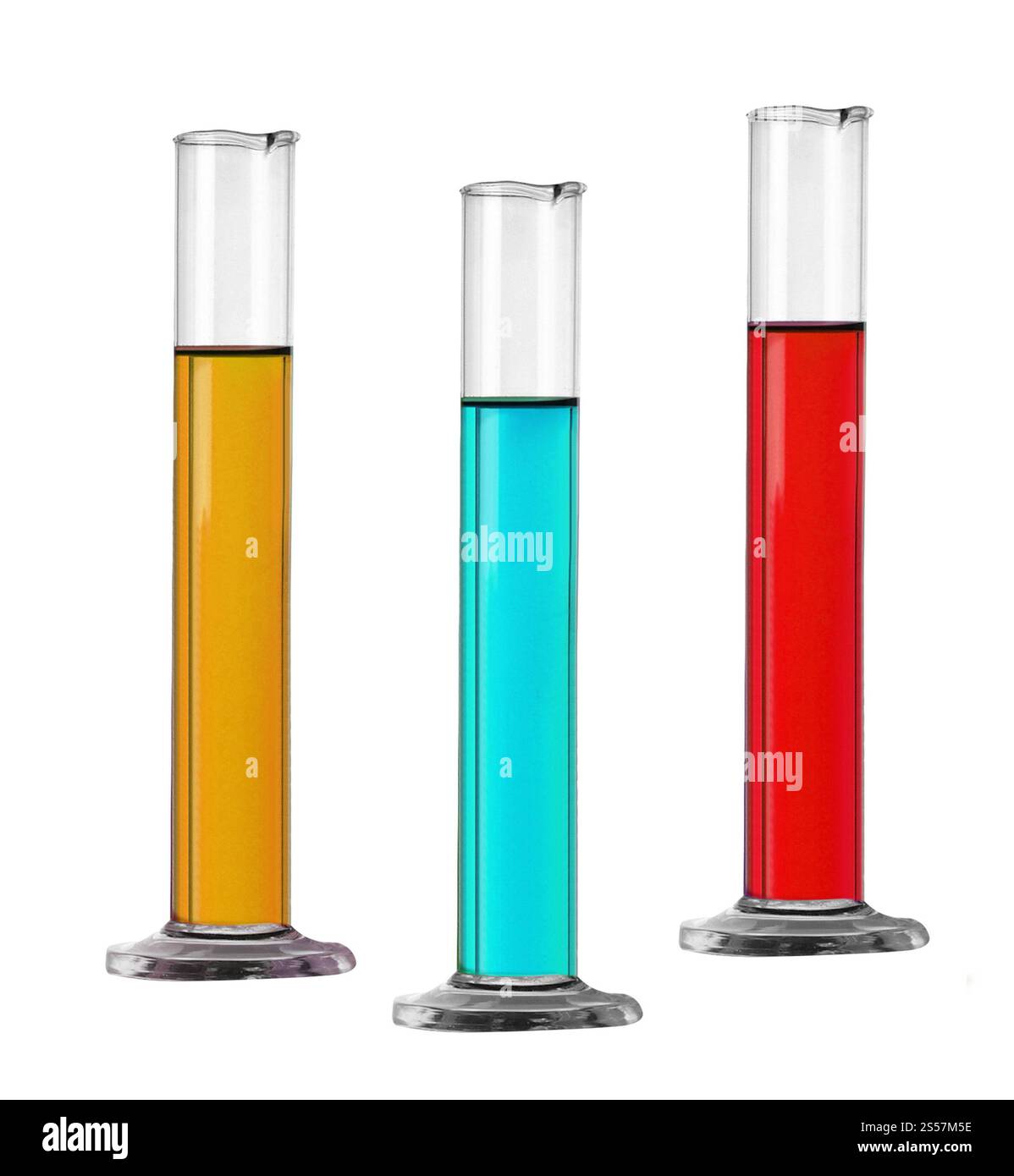 EQUIPEMENT chimique en verre. Tubes à essai isolés sur fond blanc. EQUIPEMENT chimique en verre. Tubes à essai Banque D'Images