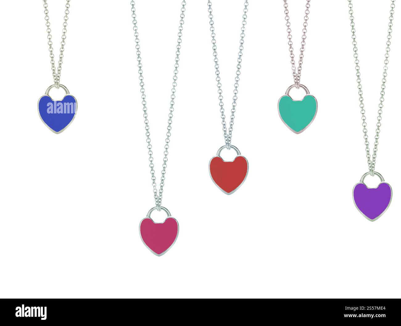 chaîne de bijoux avec pendentifs coeur isolé sur fond blanc. chaîne de bijoux avec pendentifs coeur Banque D'Images