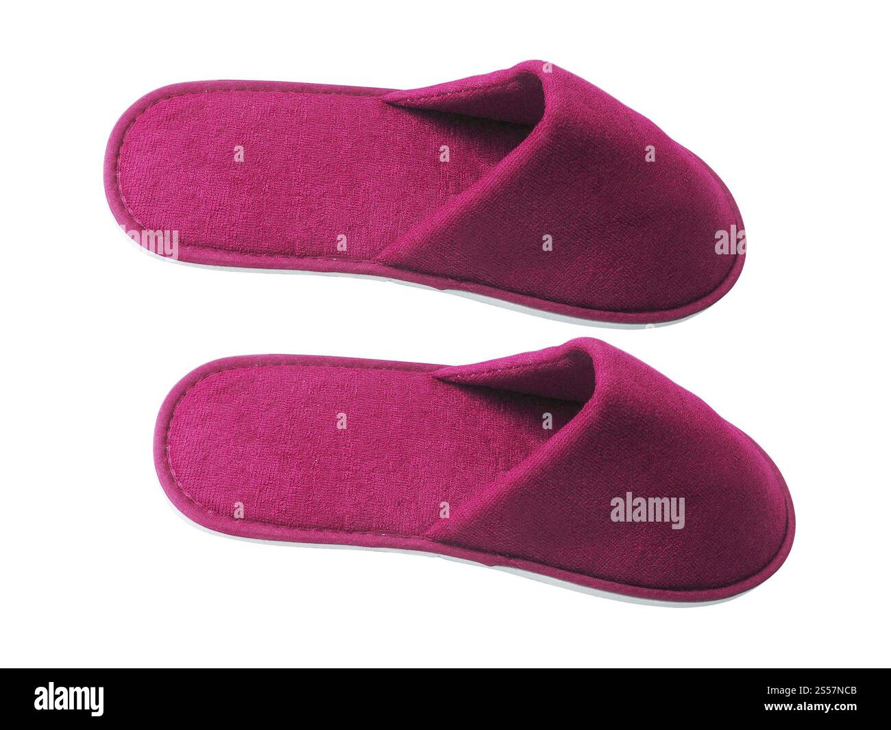 Paire de chaussons roses sur fond blanc. Paire de pantoufles roses Banque D'Images