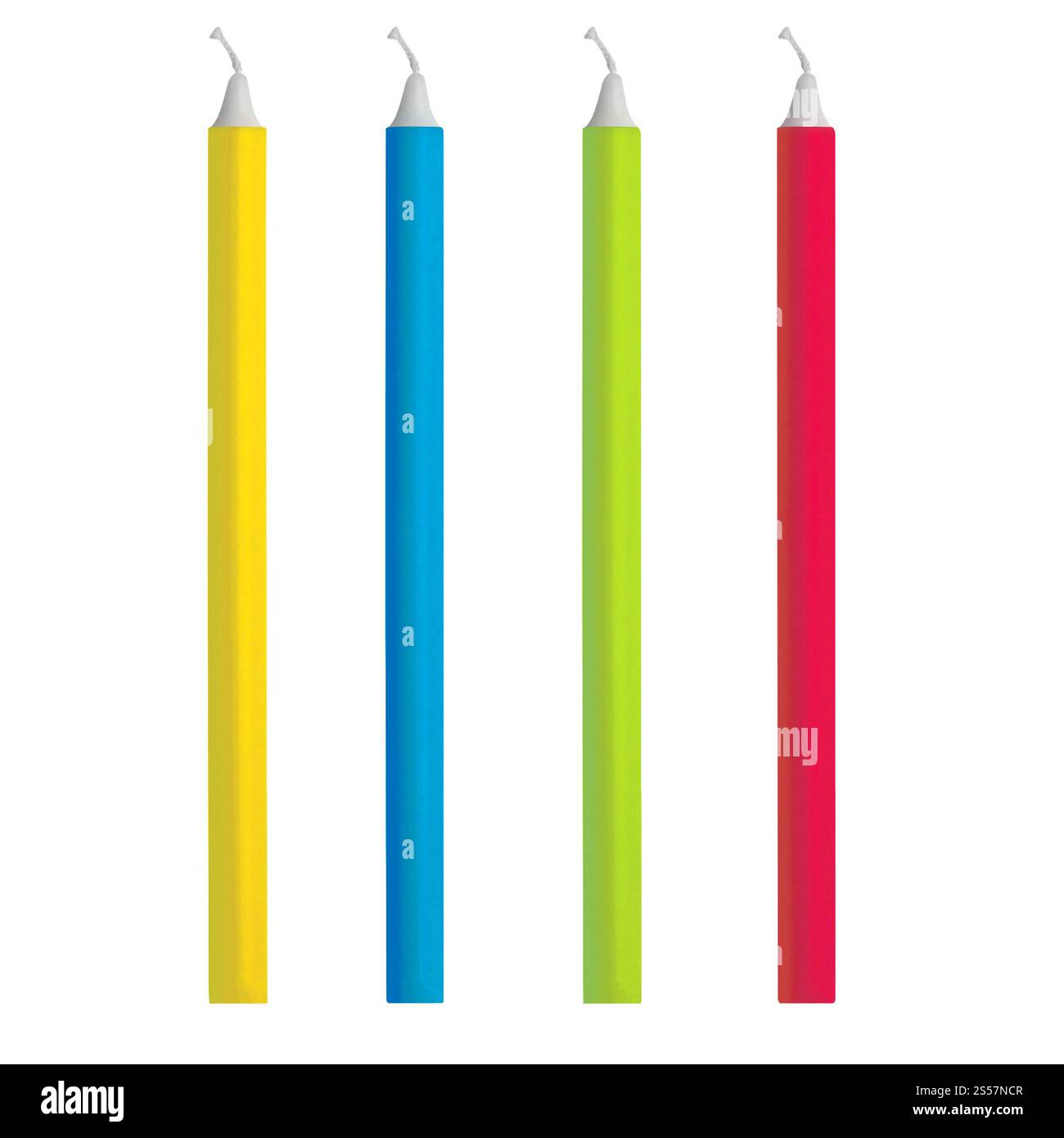 bougies allumées colorées isolées sur blanc. bougies allumées colorées Banque D'Images