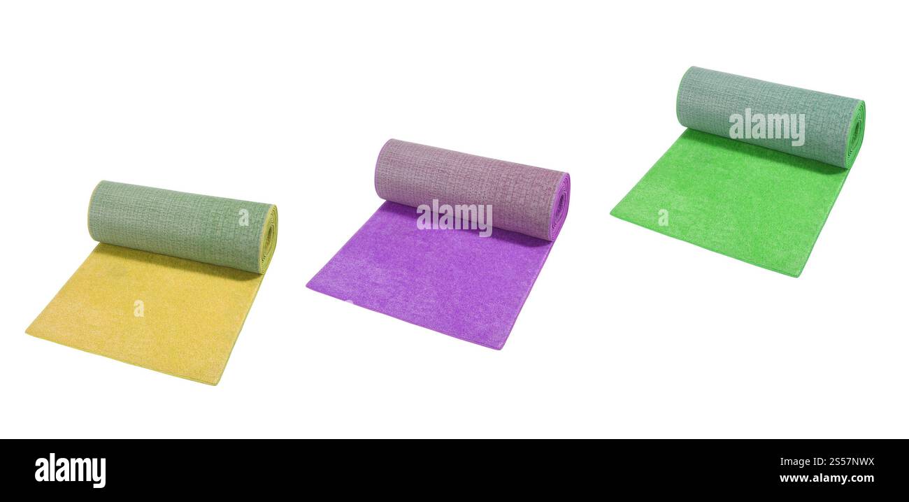 Herbe roulée artificielle isolée sur fond blanc. Gazon roulé artificiel, isolé sur blanc Banque D'Images