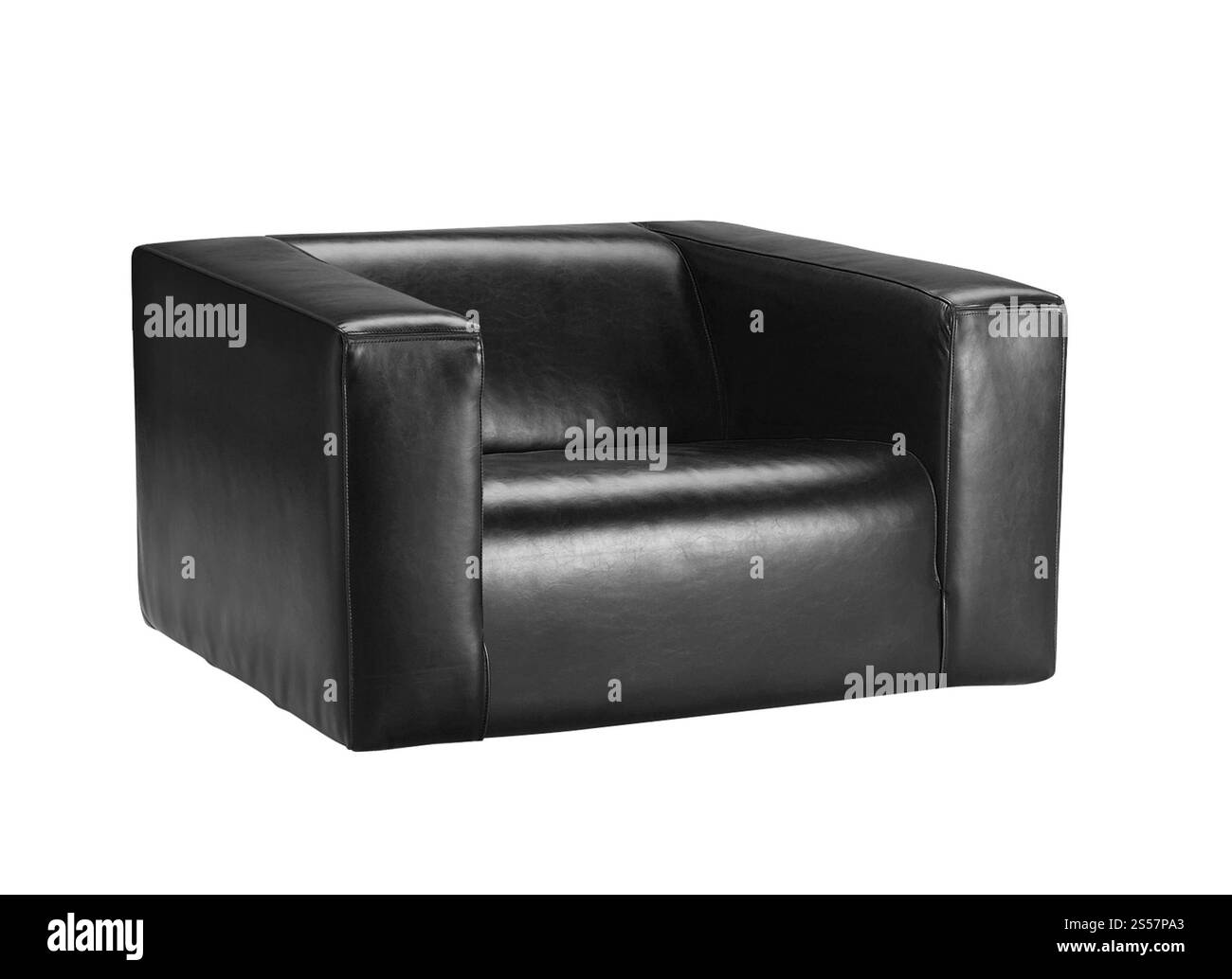 Une vue d'une chaise en cuir moderne isolée sur fond blanc. chaise en cuir moderne isolée Banque D'Images