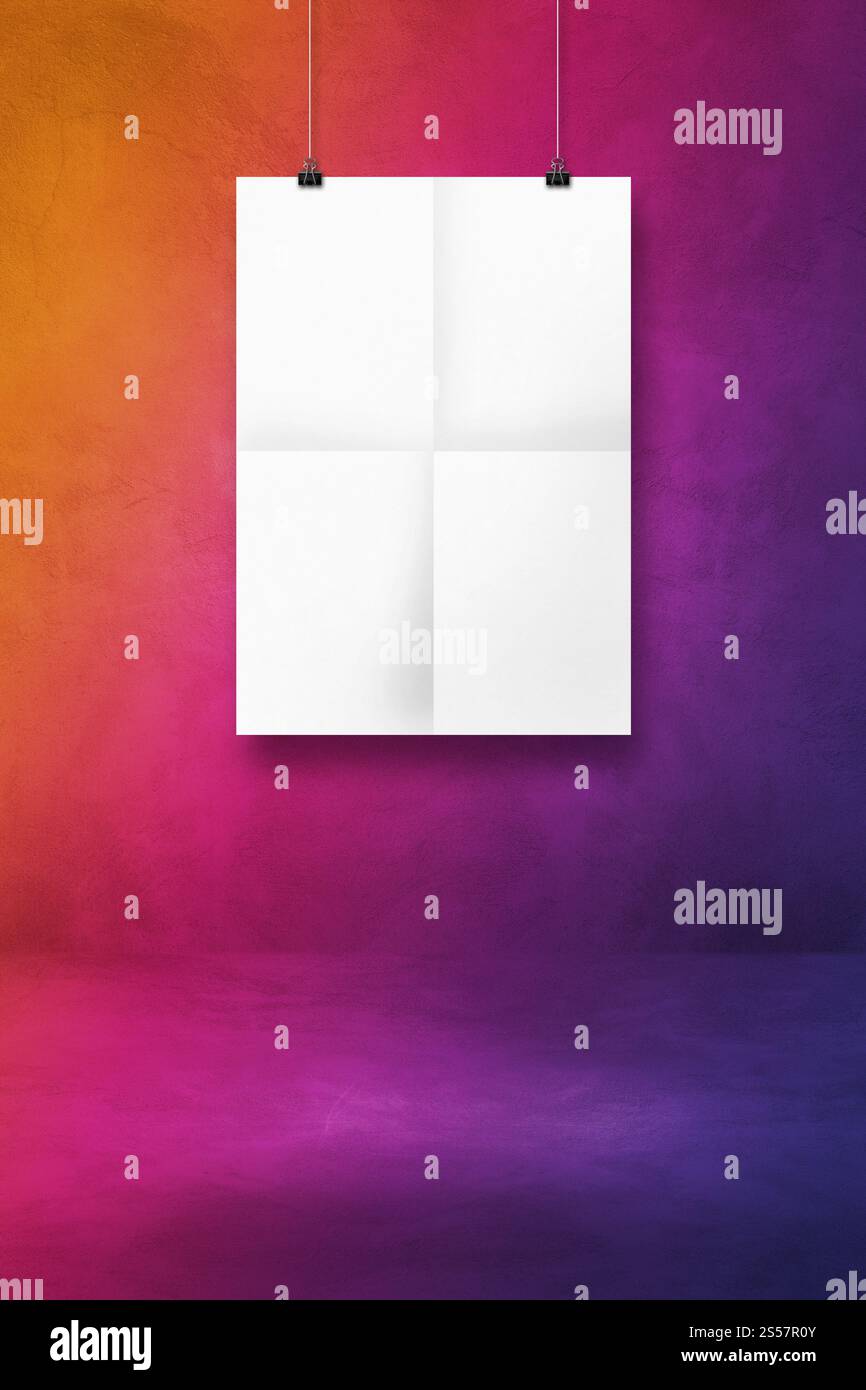 Affiche pliée blanche accrochée sur un mur violet avec des clips. Modèle de maquette vierge. Affiche pliée blanche accrochée sur un mur violet avec des clips Banque D'Images
