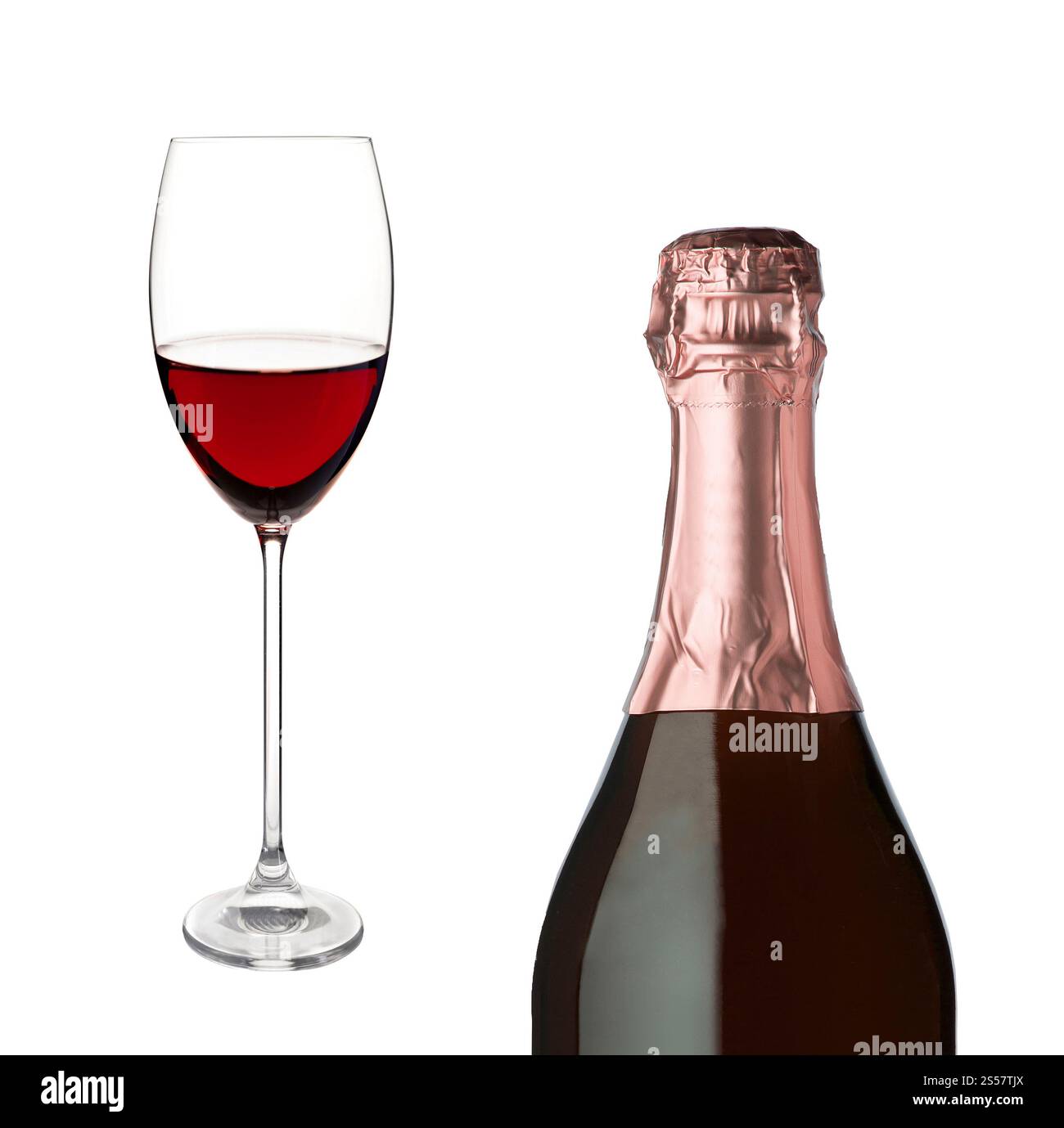 Bouteille de champagne et verre de champagne isolé sur fond blanc. Bouteille de champagne et coupe de champagne isolés Banque D'Images