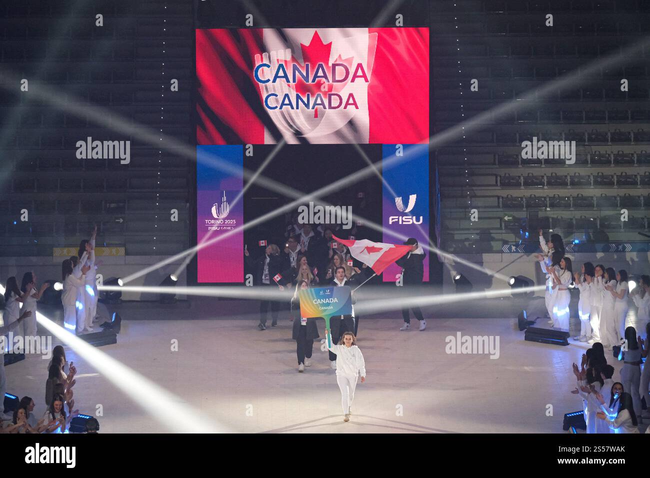 Turin, Italie. 13 janvier 2025. Les athlètes canadiens défilent avec leur drapeau lors de la cérémonie d'ouverture des Jeux de la FISU 2025. (Photo par Elena Vizzoca/SOPA images/SIPA USA) crédit : SIPA US/Alamy Live News Banque D'Images