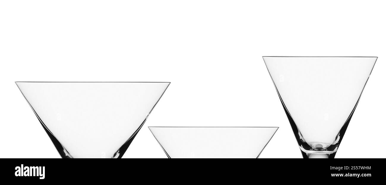 Verre de martini vide isolé sur fond blanc. Verre à martini vide isolé sur blanc Banque D'Images