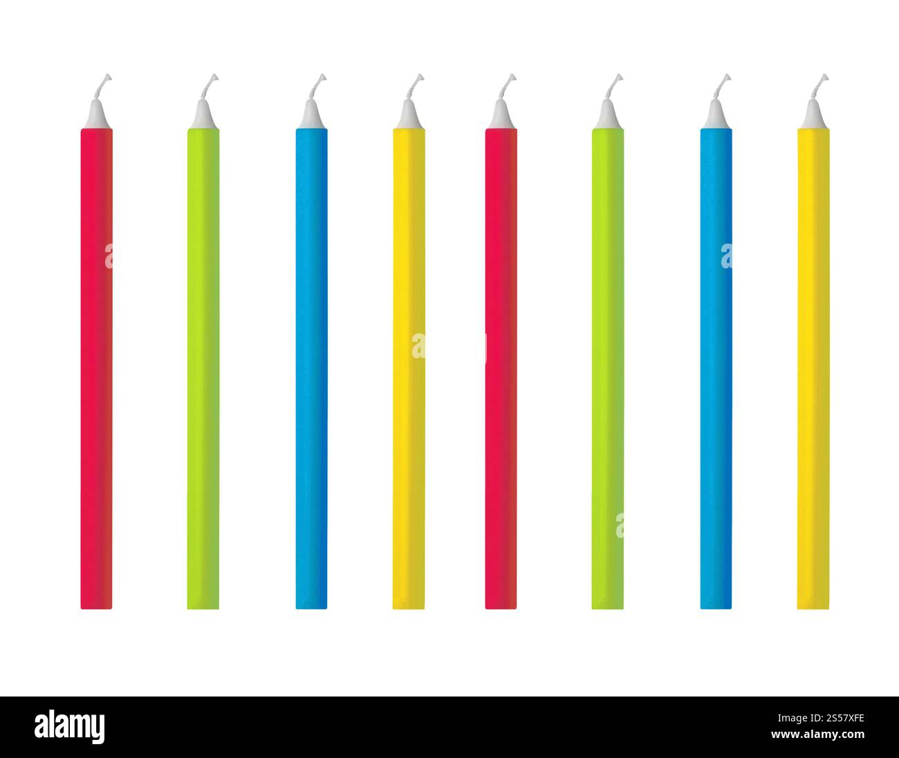 bougies lumineuses colorées isolées sur blanc Banque D'Images