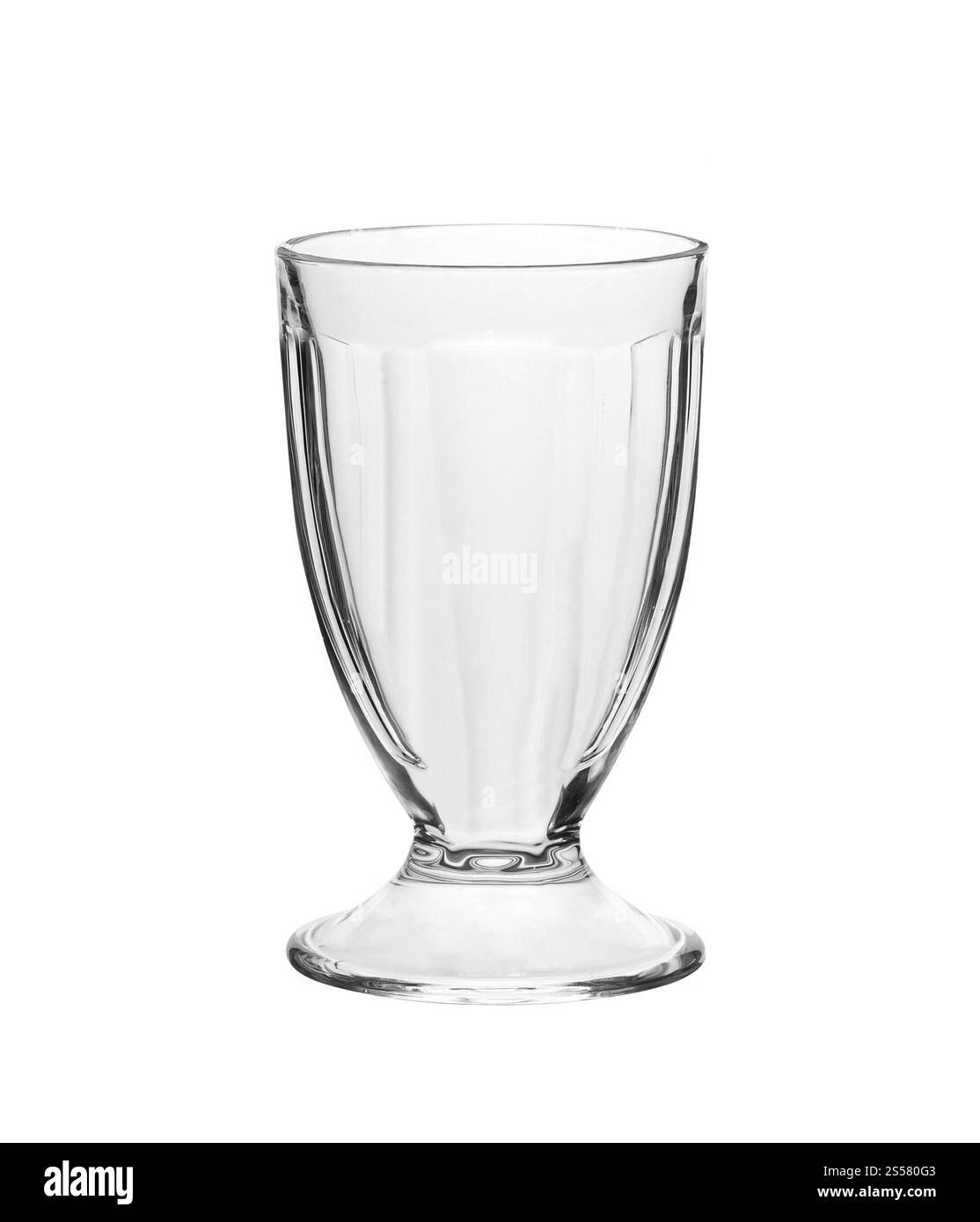 Verre cocktail isolé sur blanc. Verre à cocktail isolé Banque D'Images