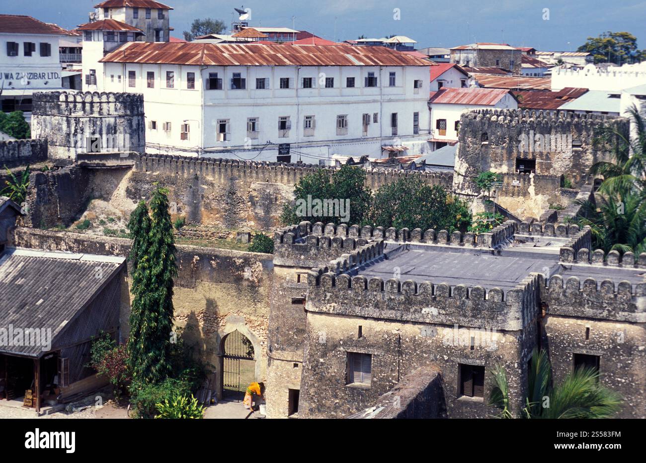 Le vieux fort arabe dans la vieille ville de Stone Town sur l'île de Zanzibar en Tanzanie. Tanzanie, Zanzibar, Stone Town, octobre 2004 Banque D'Images