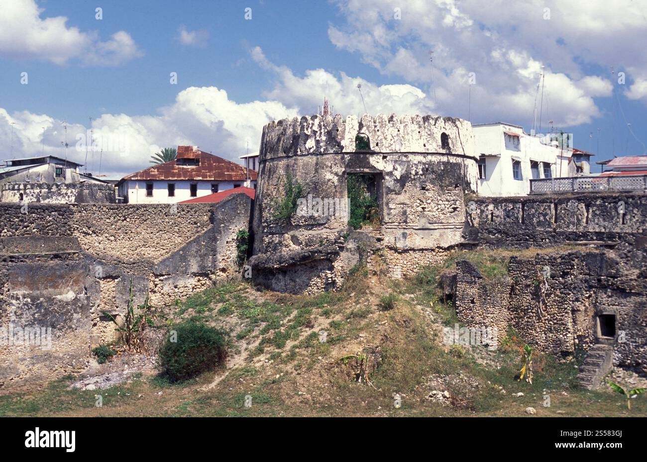 Le vieux fort arabe dans la vieille ville de Stone Town sur l'île de Zanzibar en Tanzanie. Tanzanie, Zanzibar, Stone Town, octobre 2004 Banque D'Images
