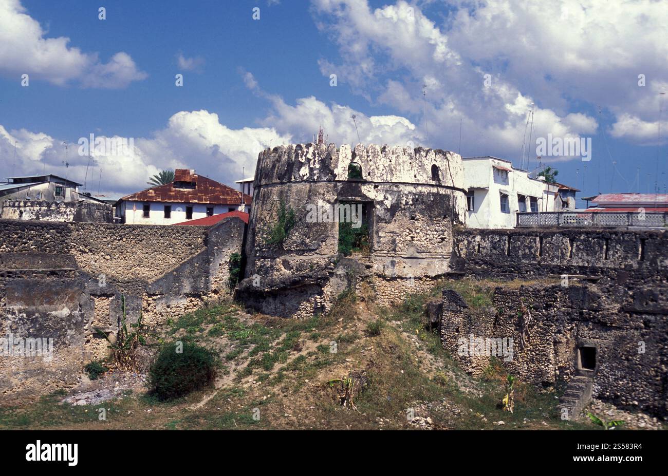 Le vieux fort arabe dans la vieille ville de Stone Town sur l'île de Zanzibar en Tanzanie. Tanzanie, Zanzibar, Stone Town, octobre 2004 Banque D'Images