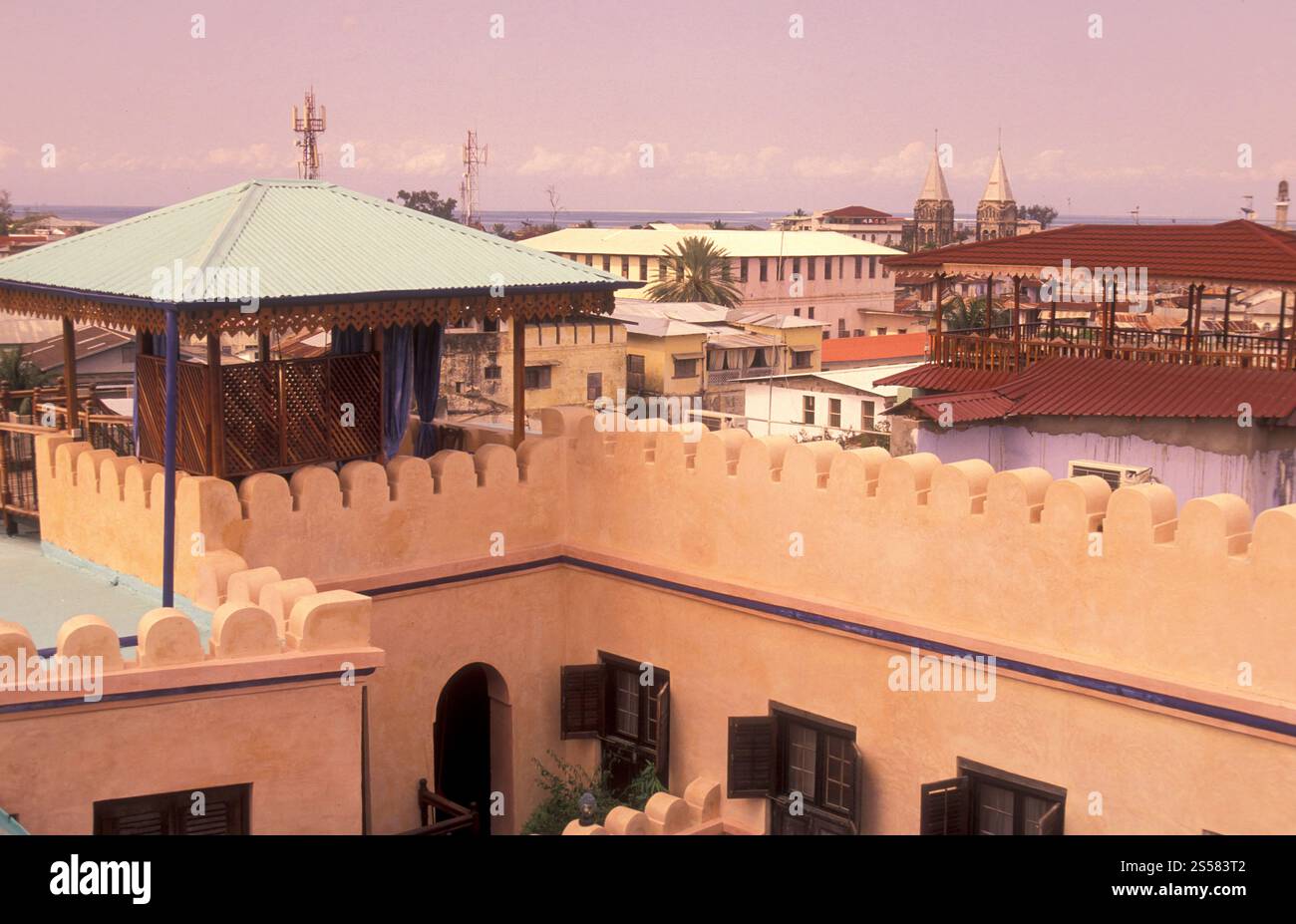 Une vue de la vieille ville de Stone Town sur l'île de Zanzibar en Tanzanie. Tanzanie, Zanzibar, Stone Town, octobre 2004 Banque D'Images
