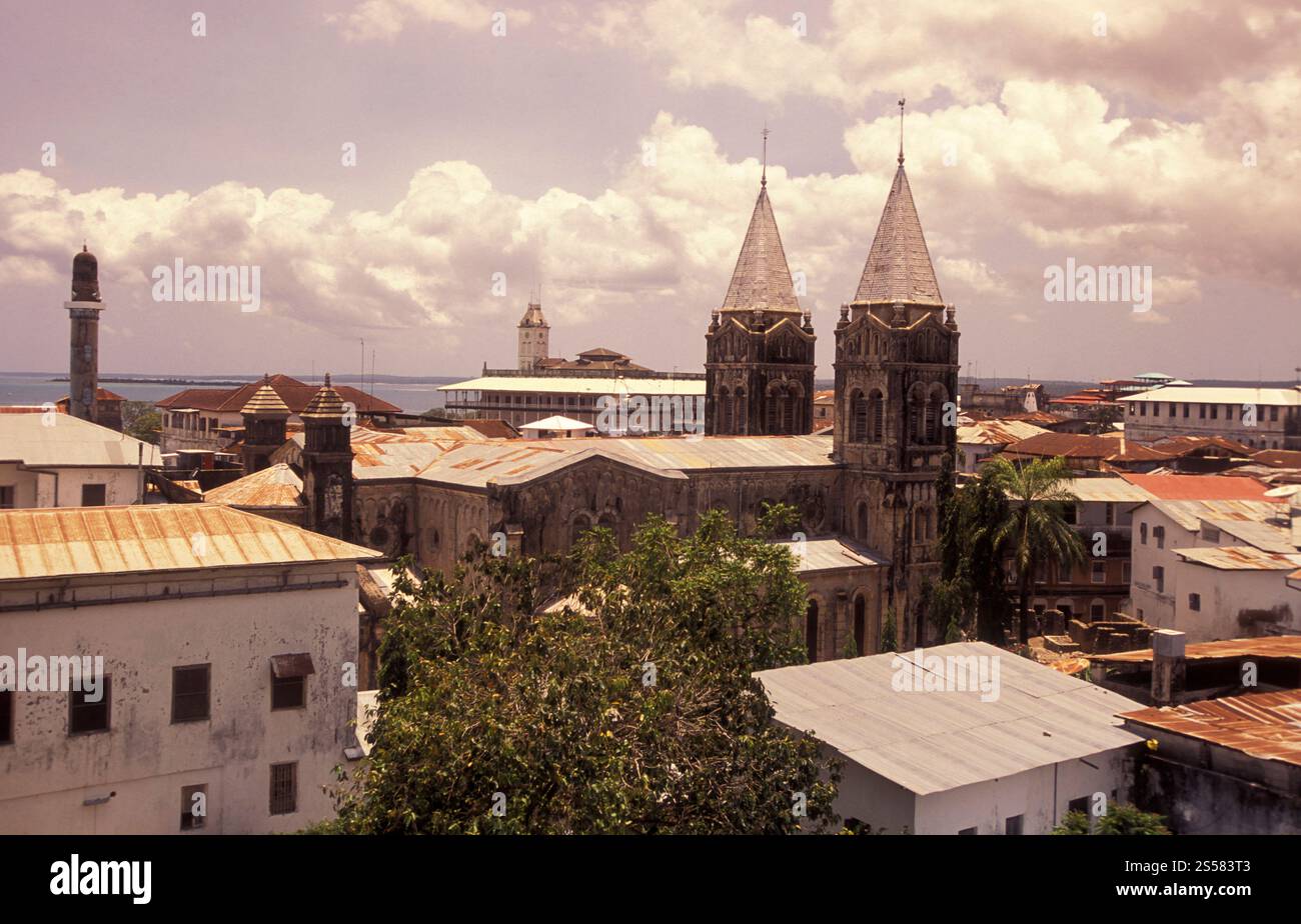La cathédrale angélique dans la vieille ville de Stone Town sur l'île de Zanzibar en Tanzanie. Tanzanie, Zanzibar, Stone Town, octobre 2004 Banque D'Images