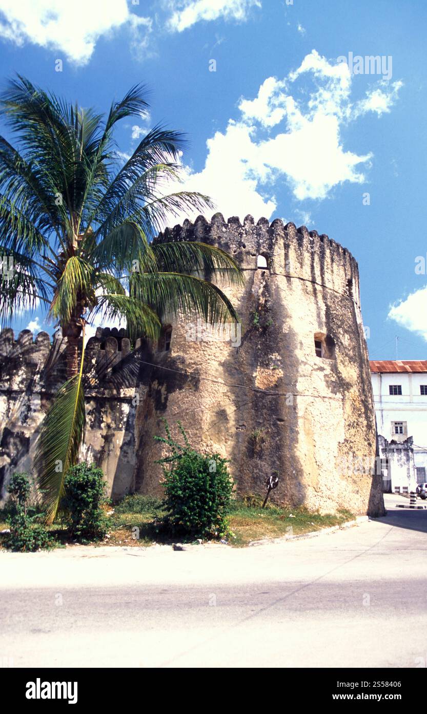 Le vieux fort arabe dans la vieille ville de Stone Town sur l'île de Zanzibar en Tanzanie. Tanzanie, Zanzibar, Stone Town, octobre 2004 Banque D'Images