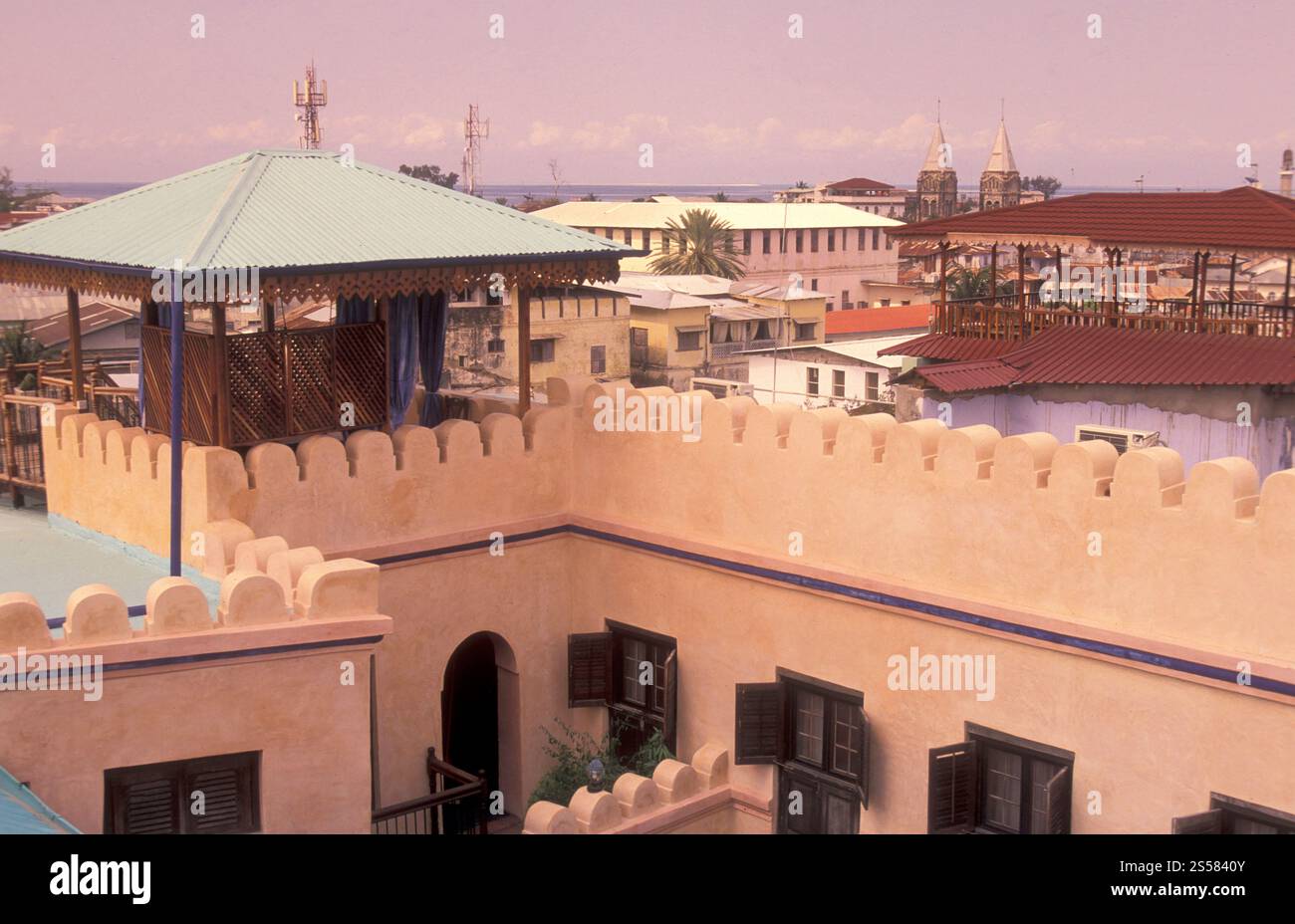 Une vue de la vieille ville de Stone Town sur l'île de Zanzibar en Tanzanie. Tanzanie, Zanzibar, Stone Town, octobre 2004 Banque D'Images