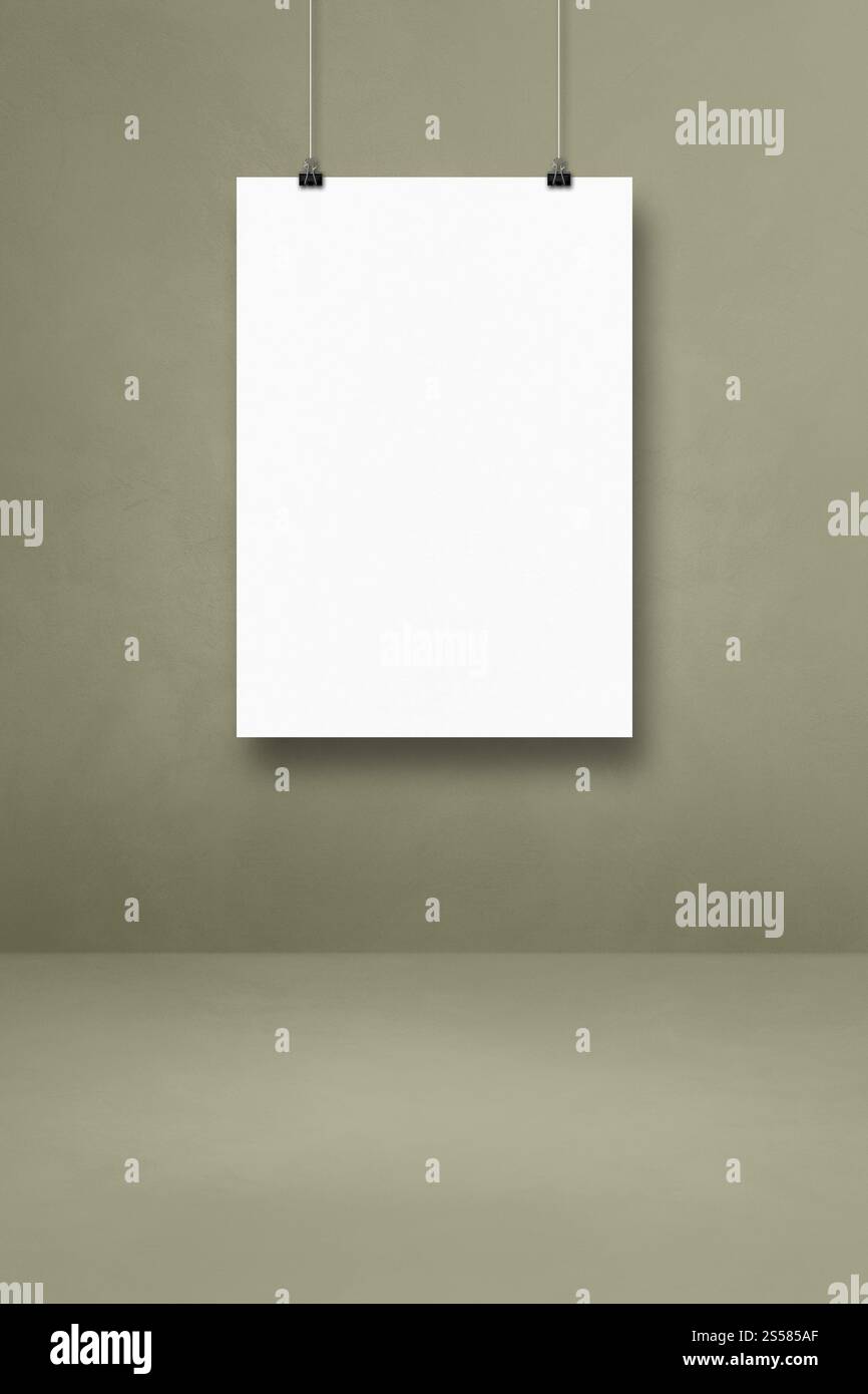 Affiche blanche accrochée sur un mur gris avec des clips. Modèle de maquette vierge. Affiche blanche accrochée sur un mur gris avec des clips Banque D'Images