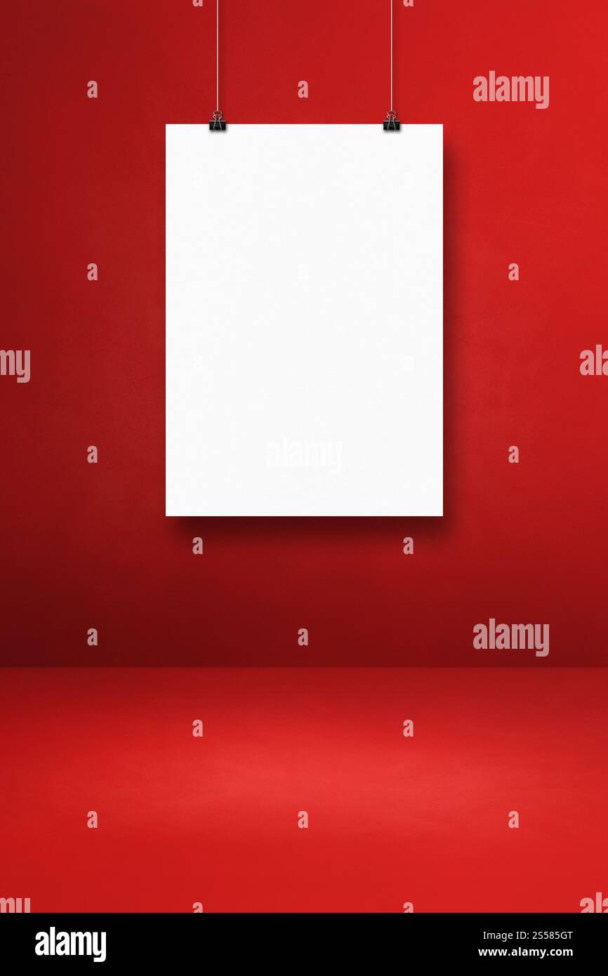 Affiche blanche accrochée sur un mur rouge avec des clips. Modèle de maquette vierge. Affiche blanche accrochée sur un mur rouge avec des clips Banque D'Images