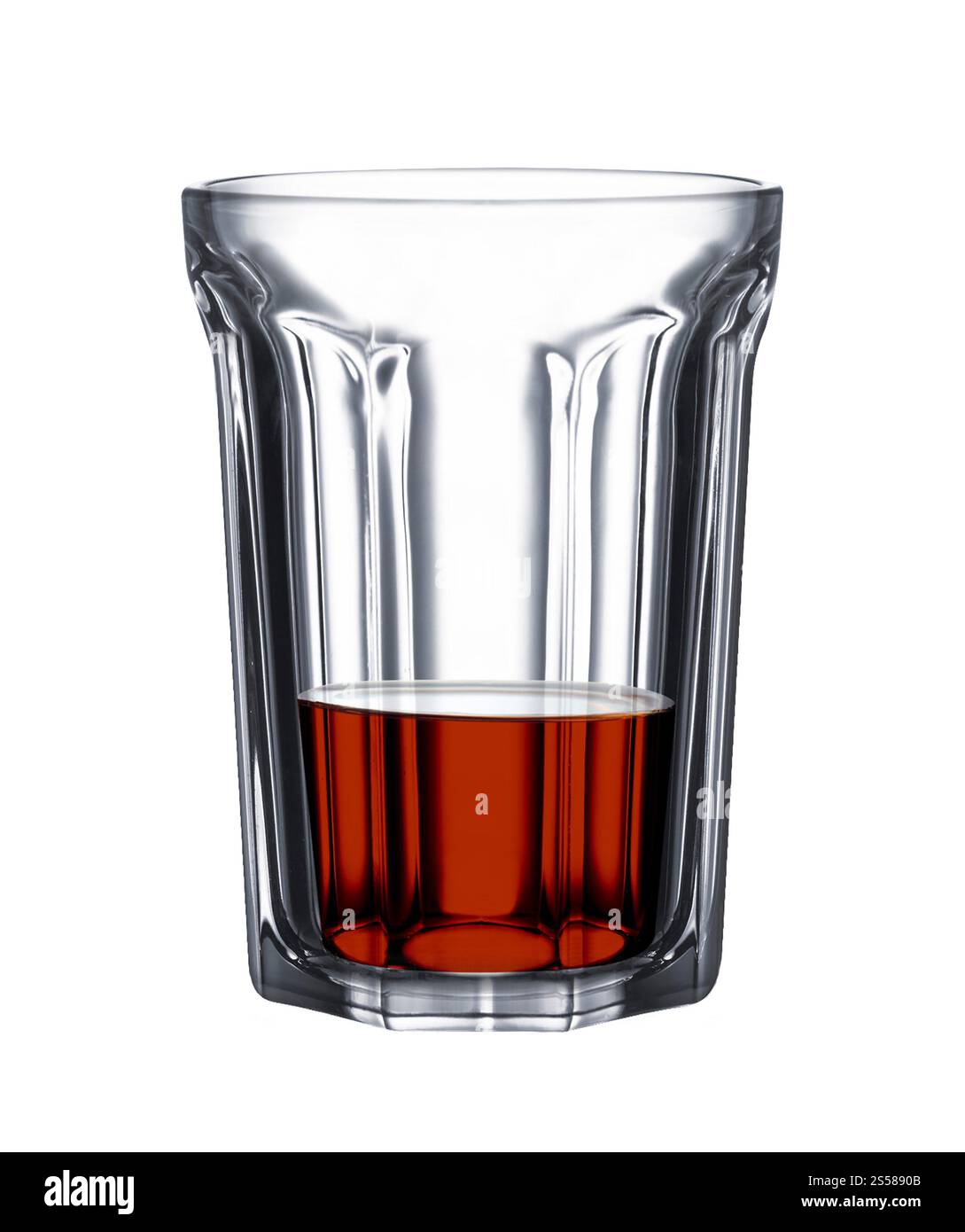 Verre de whisky écossais sur fond blanc Banque D'Images