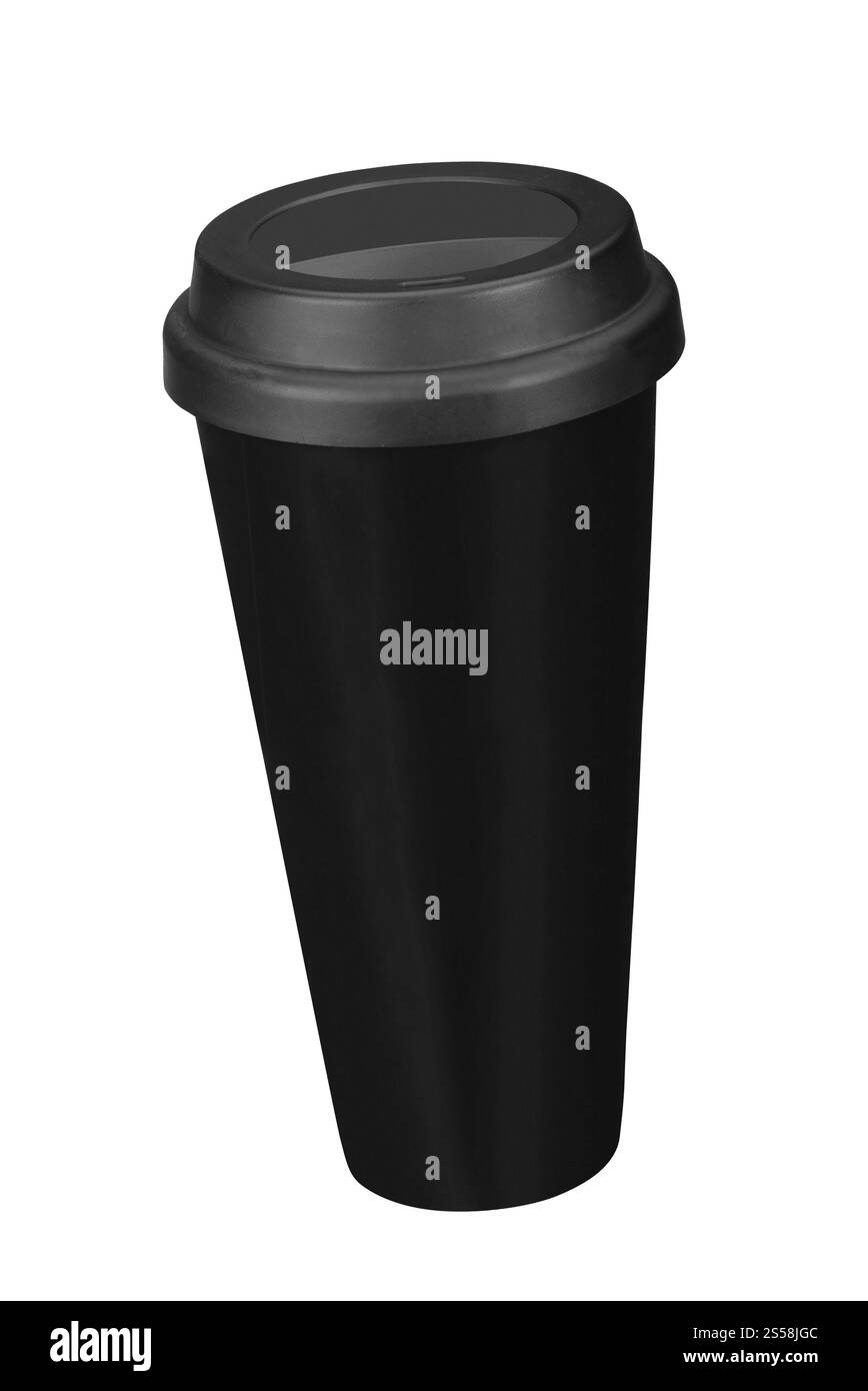 Tasse à café en papier noir isolée sur blanc. Tasse à café en papier noir Banque D'Images