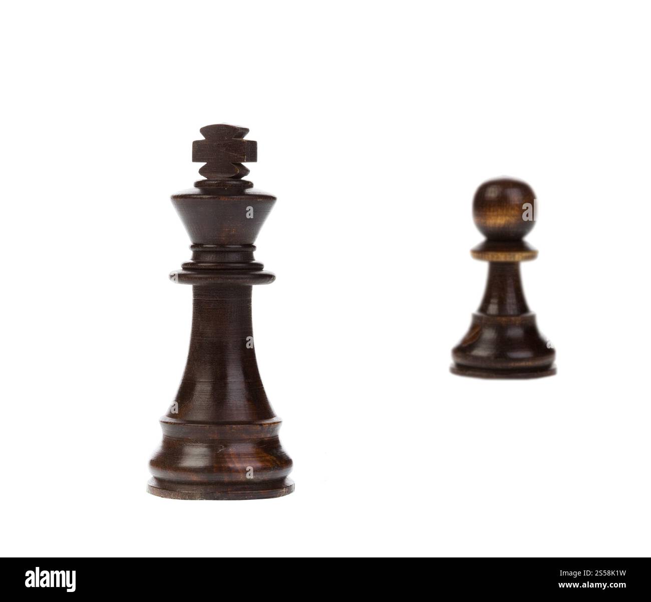 Roi des échecs debout isolé sur fond blanc. Roi des échecs debout Banque D'Images