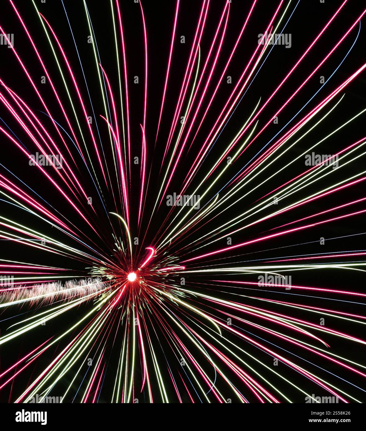 feux d'artifice, éclaboussures colorées de lumière sur un fond sombre. feux d'artifice, éclaboussures colorées Banque D'Images