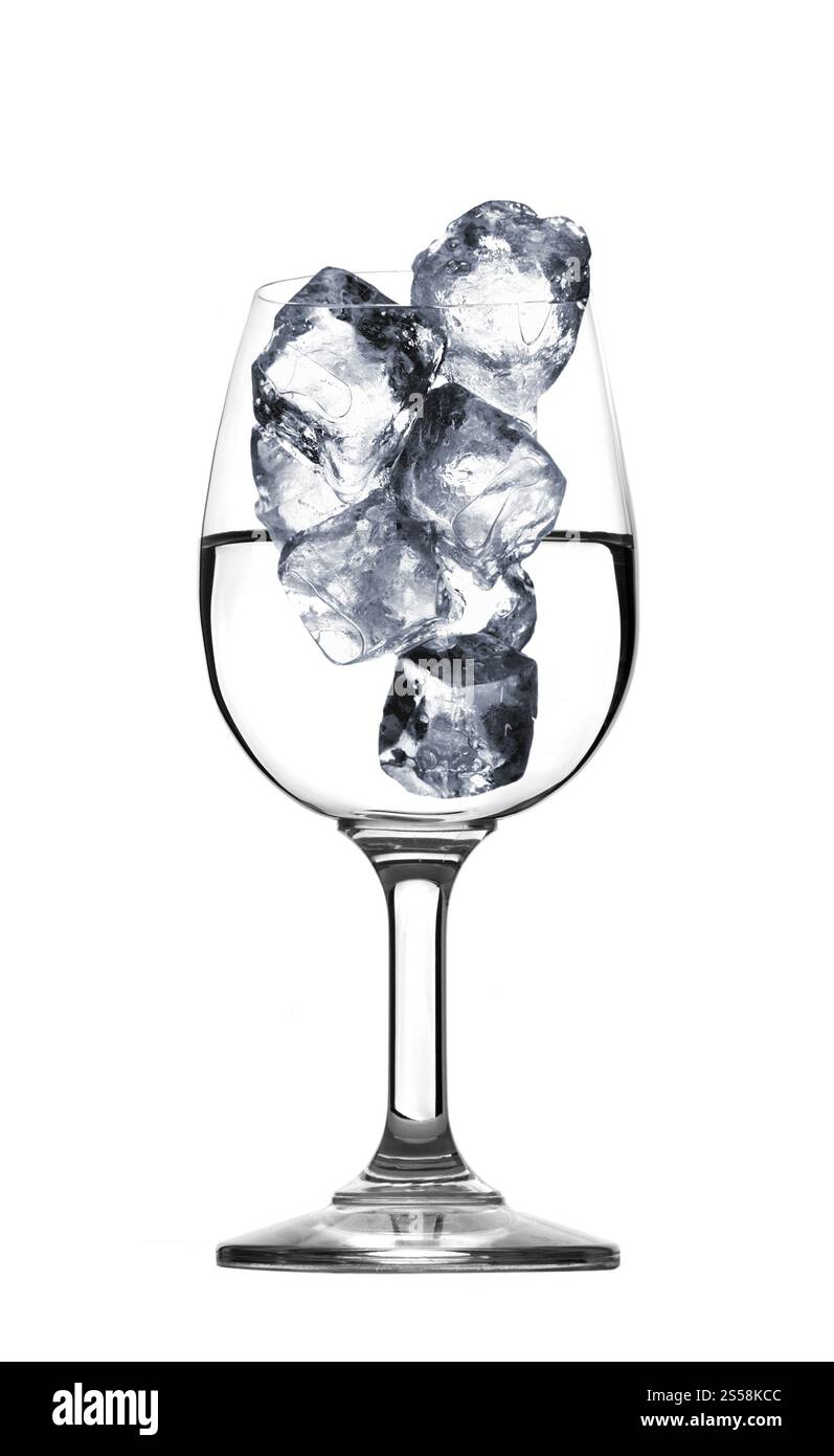 eau douce dans le verre avec des glaçons isolés sur un fond blanc. de l'eau fraîche dans un verre avec des glaçons Banque D'Images